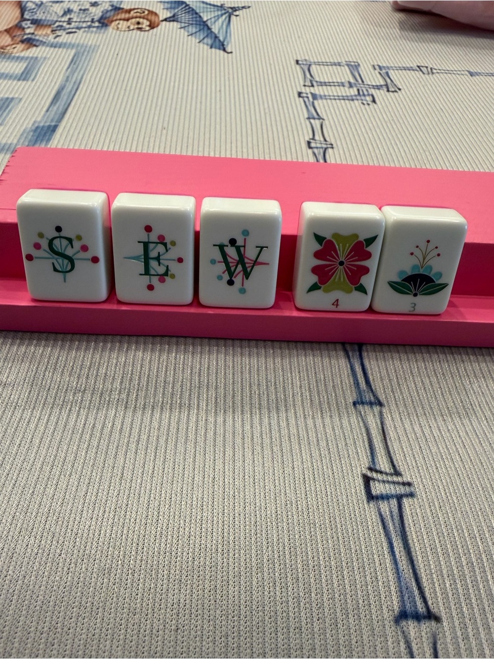 Lovely pink Mahjong tile set complete with wood racks and magnetic pushers- - Picture 6 of 7